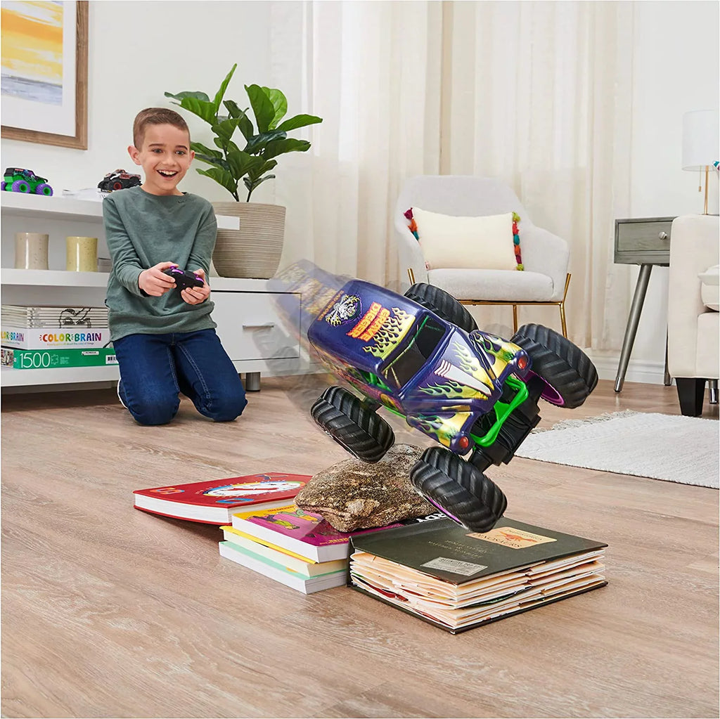 Monster Jam, Official Grave Digger Freestyle Force, Remote Control Car, Monster Truck Toys for Boys Kids and Adults, 1:15 Scale